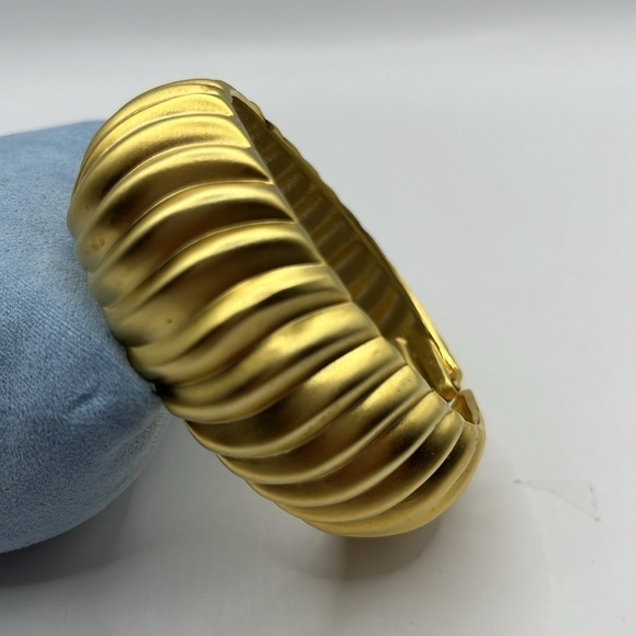 Vintage Large Matte Gold Clamper Chunky Ribbed Gold Tone Bangle Bracelet Swirls - Picture 5 of 11